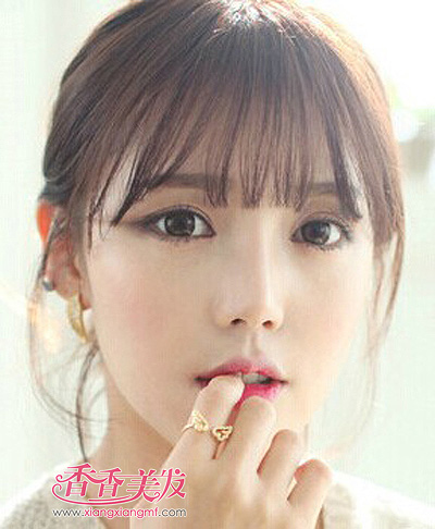 我是一个女生,大饼脸,塌鼻子,鼻孔大,长得非常不