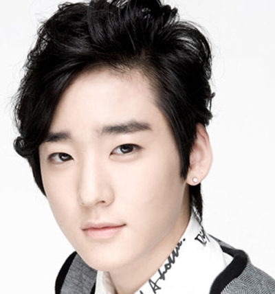 <em>男生</em>分头<em>往</em>哪个方向分好?-<em>男生 头发</em>卷 适合<em>梳</em>