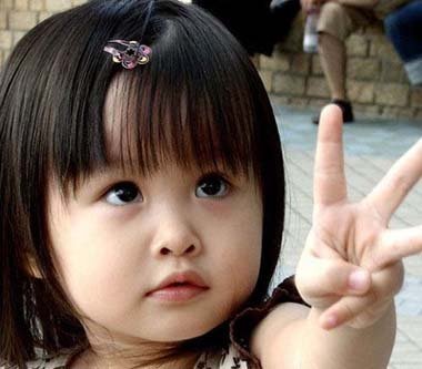 如何给小女孩梳漂亮的发型 小女孩多样梳头发