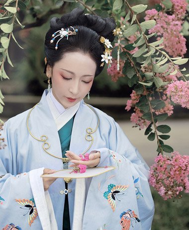 适合古代妇女来装扮哦~简易古代发型怎么梳图片解析,教教大家中年女士