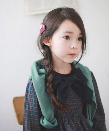 小孩长头发怎么编好看 长头发半边编法_香香美