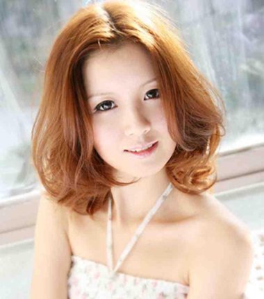 日期:2017-08-18 08:19:52 浏览:(0) 脸大的人发型如何做?在小脸唯美的时代,大脸女生们肯定在想方设法的让自己的脸庞看起来小一点,而且现代也诞生了不少能让大脸变小的技术,比如整形,其实想要拥有一张精致小脸不需要那么大费周章哟,梳一款修颜发型就可以了,那么脸大梳什么样的发型好呢?下文就有让你满意的大脸女生时尚发型哟。.