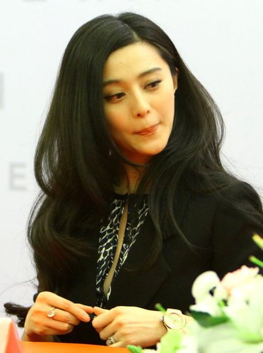 范冰冰卷发女王范十足 左右众多保镖护驾