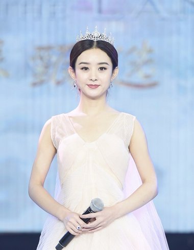 扎齐肩发的马思纯笑容美爆 中短发的礼服搭如此简单(3)图片