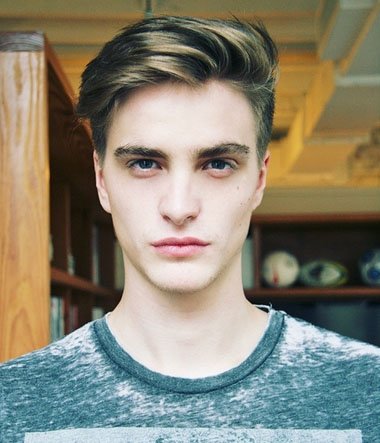 男生没有鬓角适合的烫发发型 男士烫什么发型好看(2)_香香美发手机版