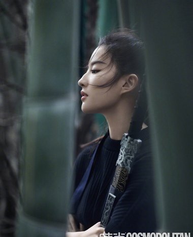 仙女刘亦菲梳复古马尾 英姿飒爽耍女性威风