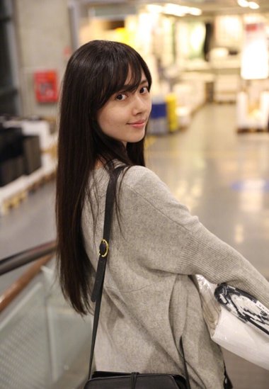 模特温碧婷商场拍美照 打动人心的长直发设计