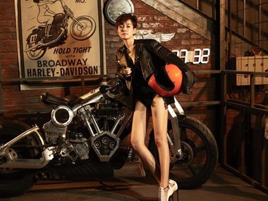 前方高能焦俊艳短发秀大长腿好撩人 明星示范