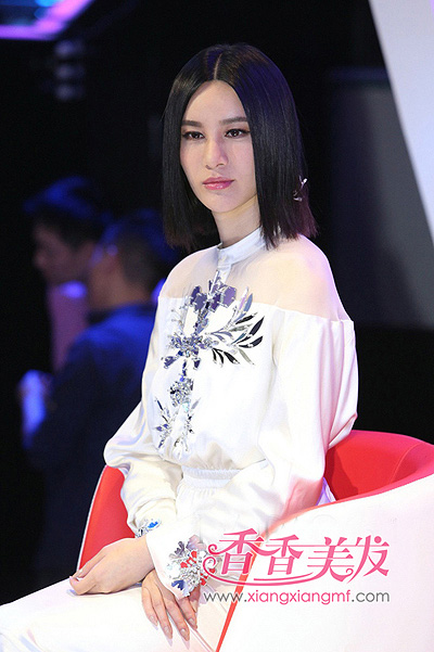 大脸头发很少适合发型 大脸女生中分发型(4)