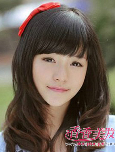 头发梳什么样发型 好看中长发女生梳发步骤