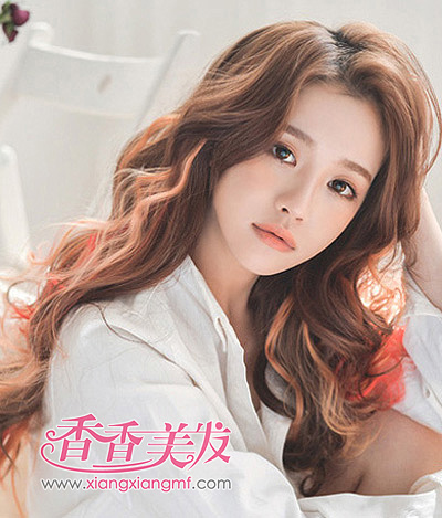 <em>中长发</em>中分<em>大波浪</em>的<em>发型</em> <em>中长发大波浪</em>