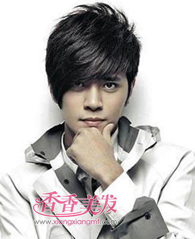 适合学生的男生斜刘海发型 男学生斜刘海发型