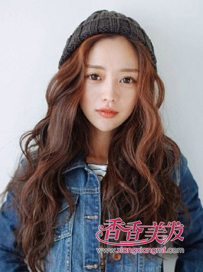 将女孩原本白皙的肤色衬托的更加红润 这一款韩范儿玩发型 长头发