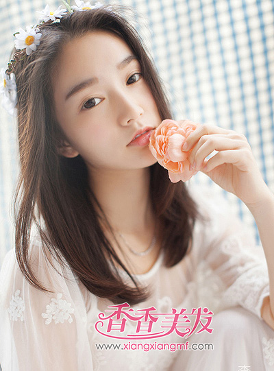 卷头发显年轻还是直头发 大卷头发绑起来的图