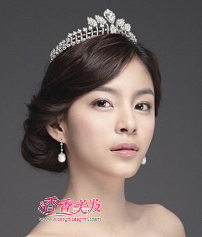 中老年发型圆脸盘头发型 (400x469)图片