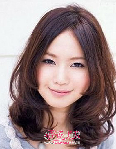 <em>大饼脸</em>适合<em>梳什么发型</em> <em>大饼脸梳什么</em>头发