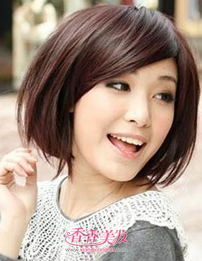 中年女士圆脸直发短发发型 圆脸女生适合什么