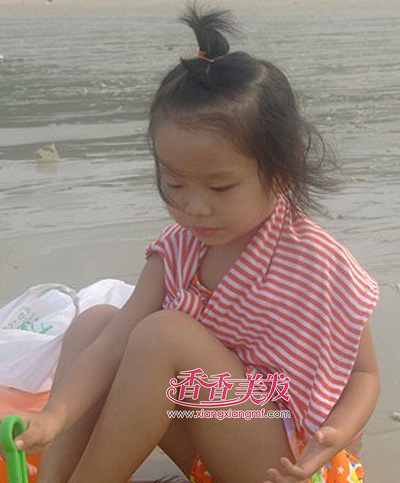 sp;可爱的小女孩梳一款清爽的波波头_皮皮网 发丝,在头顶的正中间扎成可爱的小小完成头,其余的发丝环绕着扎发披散着,因为发丝比较柔软,在海风的吹拂下,很是飘逸。 小女孩轻薄刘海波波头半扎发 4、5岁的小女孩头发长的如此乌黑丰盈,在同龄人中是比较难得的,将柔顺的发丝剪成及肩波波头,头顶发丝扎成可爱的小马尾,戴上一款甜美的