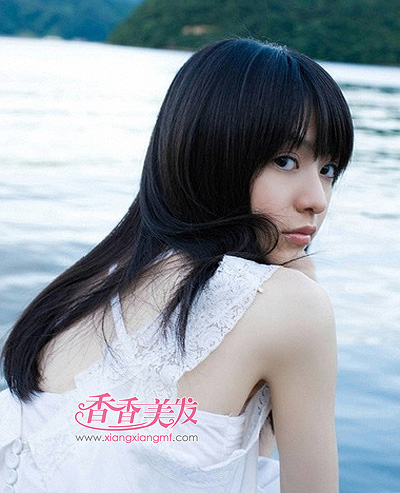 初中女生,瓜子脸,长发微卷,什么发型比较好? 微卷的话,可以剪一个齐刘海,平时散着头发很可爱滴~ 不过这样的话,初中生来讲不太适合滴~ 你要青春,... 我是个初中女生扎了14年的马尾辫我想换个可爱的发型我是圆脸不想剪发也不想烫发 学校让留长发吗? 如果让的话,把头发剪到肩膀那吧,打理起来也不会很麻烦 如果学校不让留长发 可以剪【.