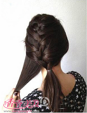 蜈蚣辫子发型图解 扎蜈蚣辫辫子发型步骤(3)