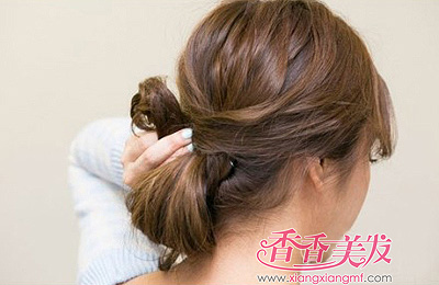 长烫发怎么扎丸子头 中长卷发怎么扎丸子头(6
