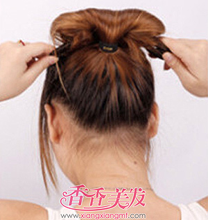 丸子<em>头发</em>扎法图解步骤 <em>长头发怎么用盘发器</em>扎