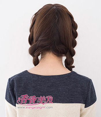 韩式马尾辫简单扎法 自己扎韩式发型步骤(4)