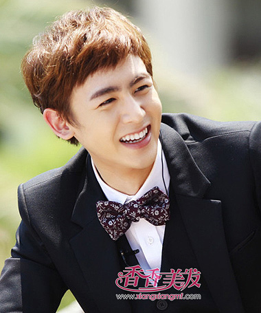 男士斜刘海怎么打理 男生的斜刘海梳哪边好看