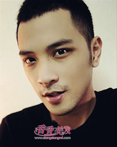 瓜子脸男生剪什么发型好看 男生瓜子脸适合什