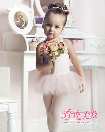 小班幼儿发型扎法 流行美幼儿发型盘发扎法(2