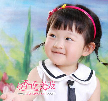 <em>儿童</em>蘑菇头<em>短发怎么</em>扎<em>小辫 儿童</em>蘑菇头扎发发