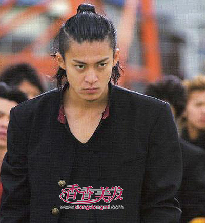 男生头上面长的发型 两边短前面长男生发型