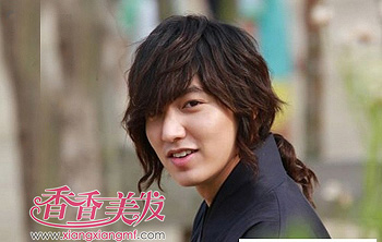 男生留多长的头发可以扎辫子 男生长发造型图