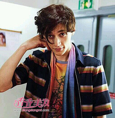 倒三角脸型的男生发型 学生男生发型倒三角(4