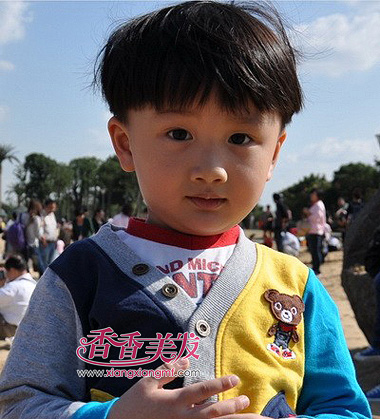 头大的男宝宝应该剪什么发型 小男宝宝头大剪