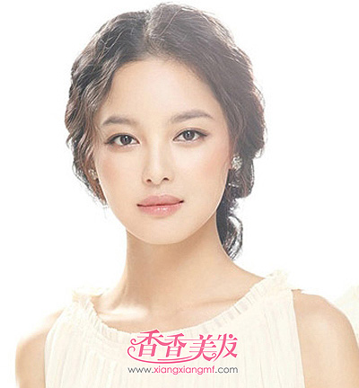 脸大的妹妹怎么扎头发显脸小点 大脸盘扎头发