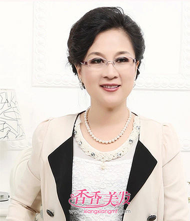 50岁圆脸戴眼镜女士留什么发型好 戴眼镜的圆