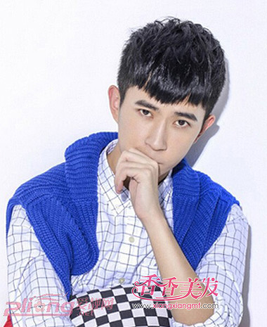 上边长两边短的男生校园发型 两边很短上面比