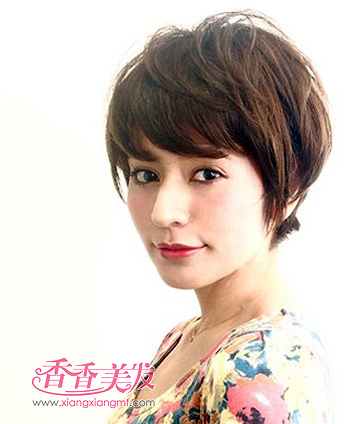 蘑菇式烫发型图片 方脸的人适合剪蘑菇头发型