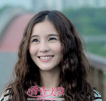 韩国中长发中分蛋卷烫发型图片 韩式中分蛋卷