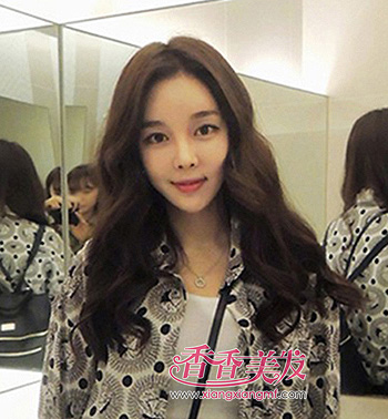 韩国中长发中分蛋卷烫发型图片 韩式中分蛋卷