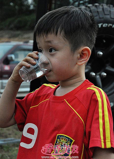 <em>4岁男孩</em>的<em>发型</em>怎么剪 4-5岁小男孩短发<em>发型</em>(3