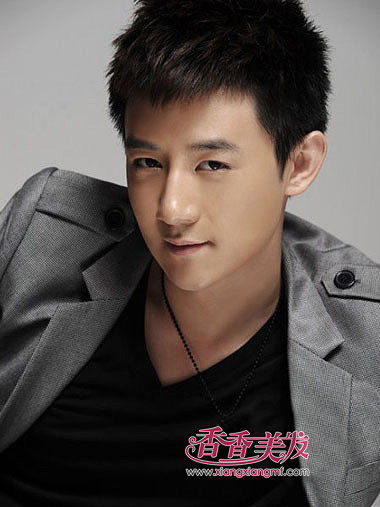 胖人圆脸男生适合留什么发型 男人脸胖适合什么发型