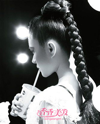 高马尾怎么扎顶部蓬松 扎高马尾头顶蓬松