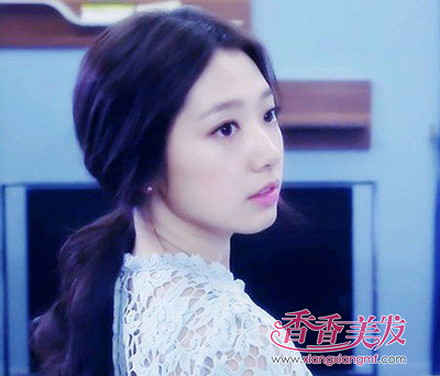 高马尾怎么扎顶部蓬松 扎高马尾头顶蓬松(4)