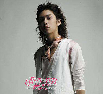 <em>男生长头发</em>发型<em>怎么吹</em> 男生帅气的长发发型(2