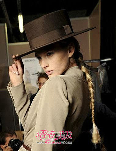 高马尾鱼骨辫的编法图片大全_高马尾鱼骨辫的