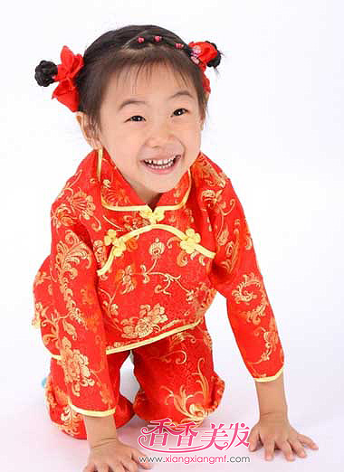 小女孩两个苞苞头的扎法 小女孩的花苞头怎么