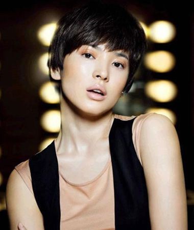 长方脸适合剪中长发还是短一点 长脸短发女生