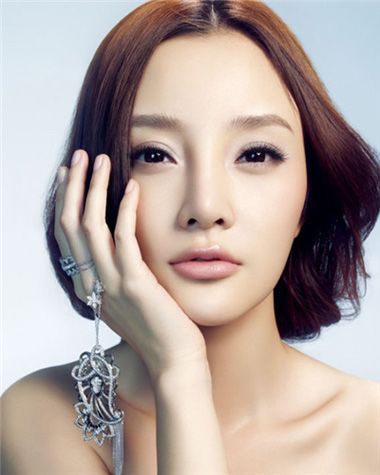 长方脸适合剪中长发还是短一点 长脸短发女生